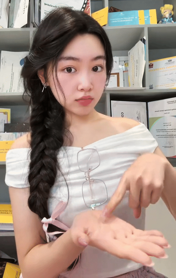 Lọ Lem cứ mê mãi 1 kiểu áo, tuy đơn giản nhưng lần nào mặc cũng xinh như công chúa- Ảnh 1. Lọ Lem cứ mê mãi 1 kiểu áo, tuy đơn giản nhưng lần nào mặc cũng xinh như công chúa- Ảnh 1.