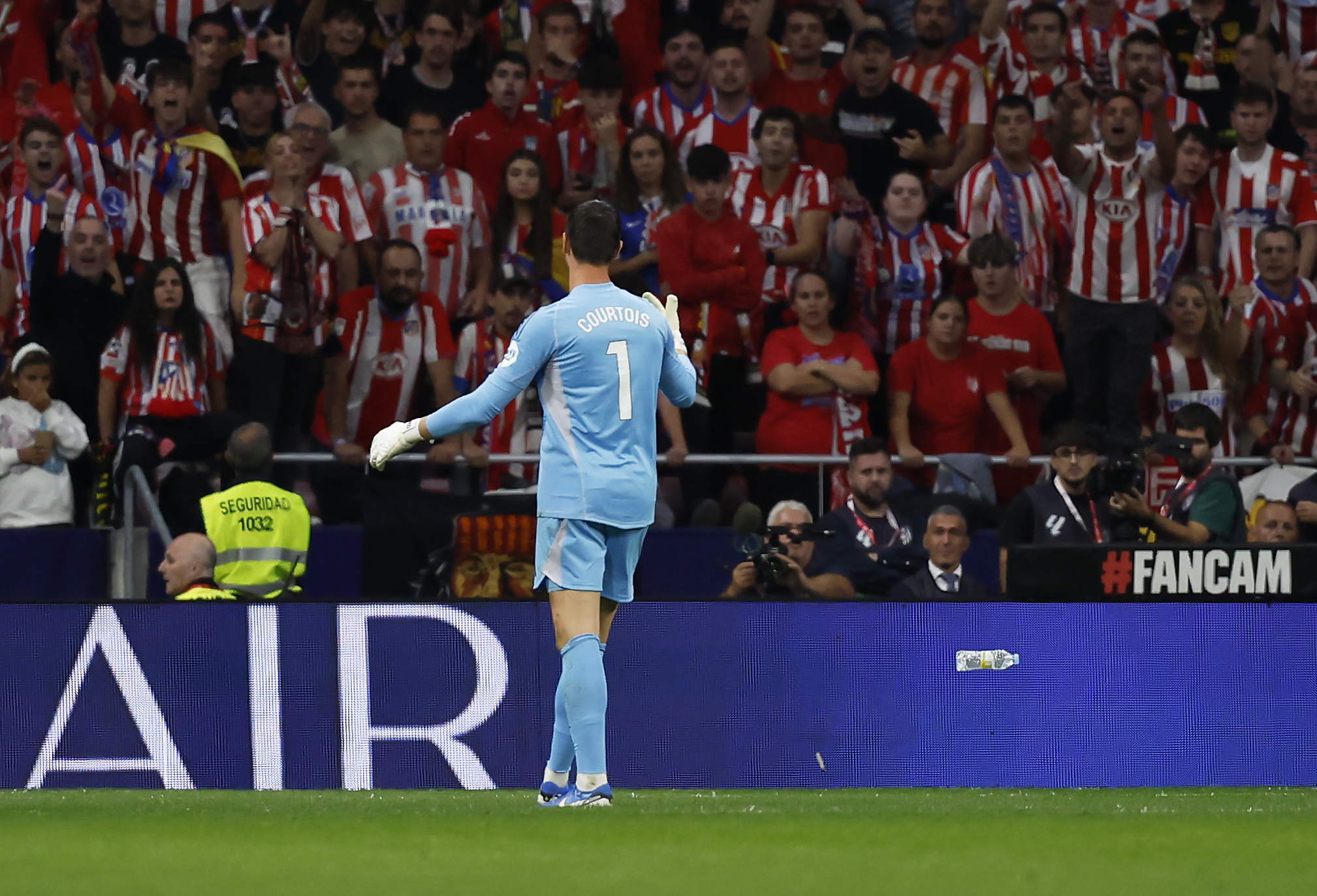 Lý do trận derby Madrid tạm dừng, thủ môn Courtois dính chấn thương ra sao?- Ảnh 1. Lý do trận derby Madrid tạm dừng, thủ môn Courtois dính chấn thương ra sao?- Ảnh 1.