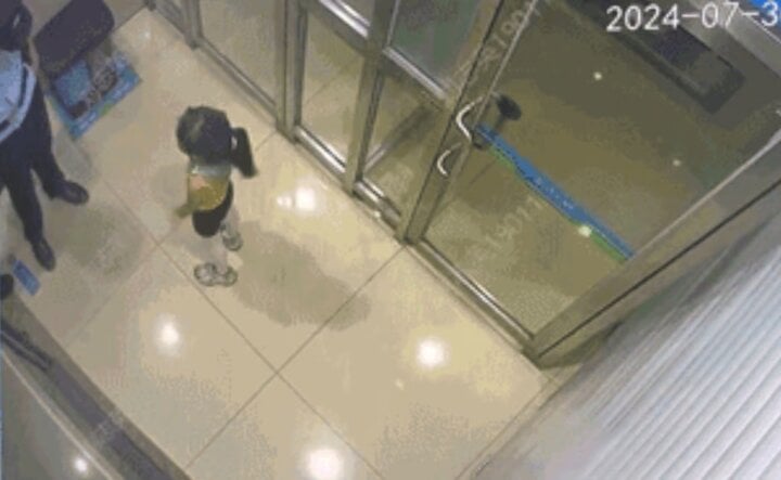 Máy ATM giúp bé gái lạc đường tìm thấy người thân - Ảnh 1. Máy ATM giúp bé gái lạc đường tìm thấy người thân - Ảnh 1.