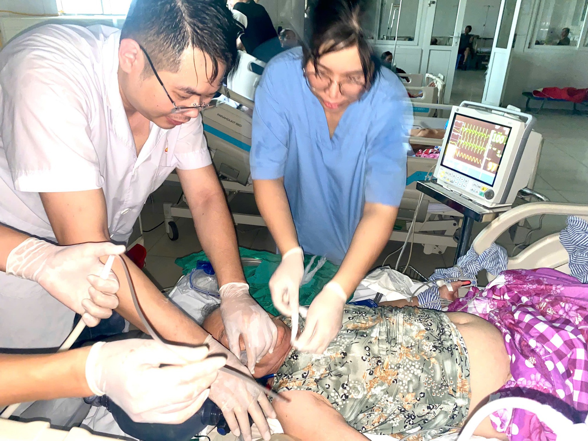 Máy phát điện trục trặc, bác sĩ tuyến huyện nghẹt thở cứu bệnh nhân ngừng tim trong đêm mưa bão- Ảnh 1. Máy phát điện trục trặc, bác sĩ tuyến huyện nghẹt thở cứu bệnh nhân ngừng tim trong đêm mưa bão- Ảnh 1.