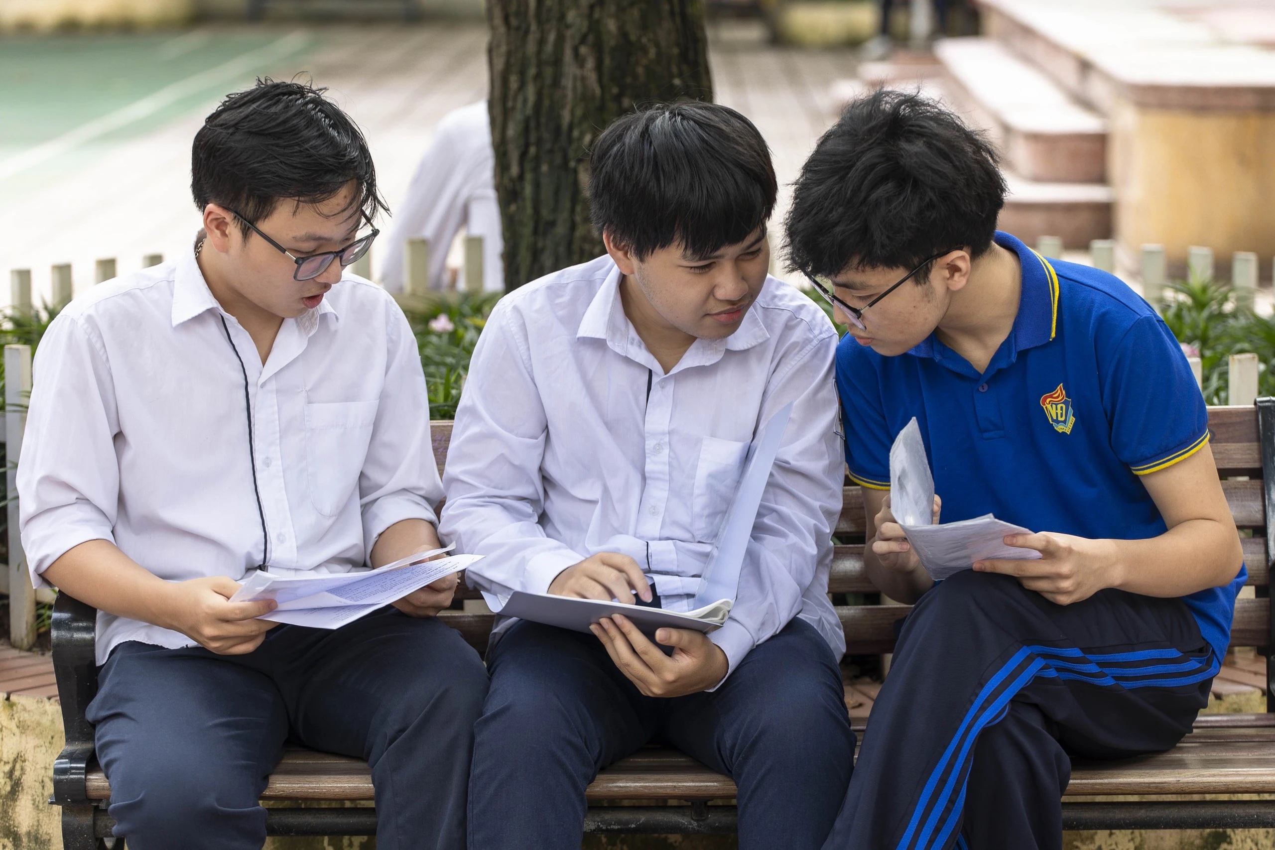 Dự thảo thi tốt nghiệp THPT 2025: Miễn ngoại ngữ không xét tính điểm- Ảnh 1. Dự thảo thi tốt nghiệp THPT 2025: Miễn ngoại ngữ không xét tính điểm- Ảnh 1.