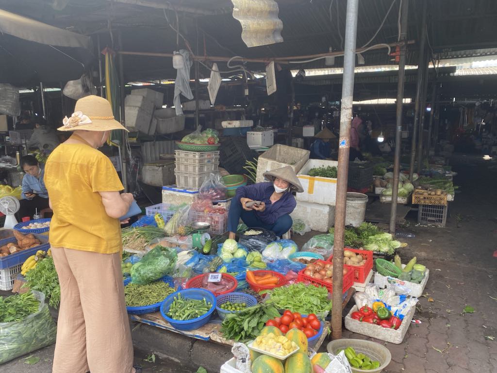 Chợ Nam Trung Yên sáng 6.9, mọi hoạt động mua bán diễn ra bình thường không có đột biến. Ảnh: Lan Hà