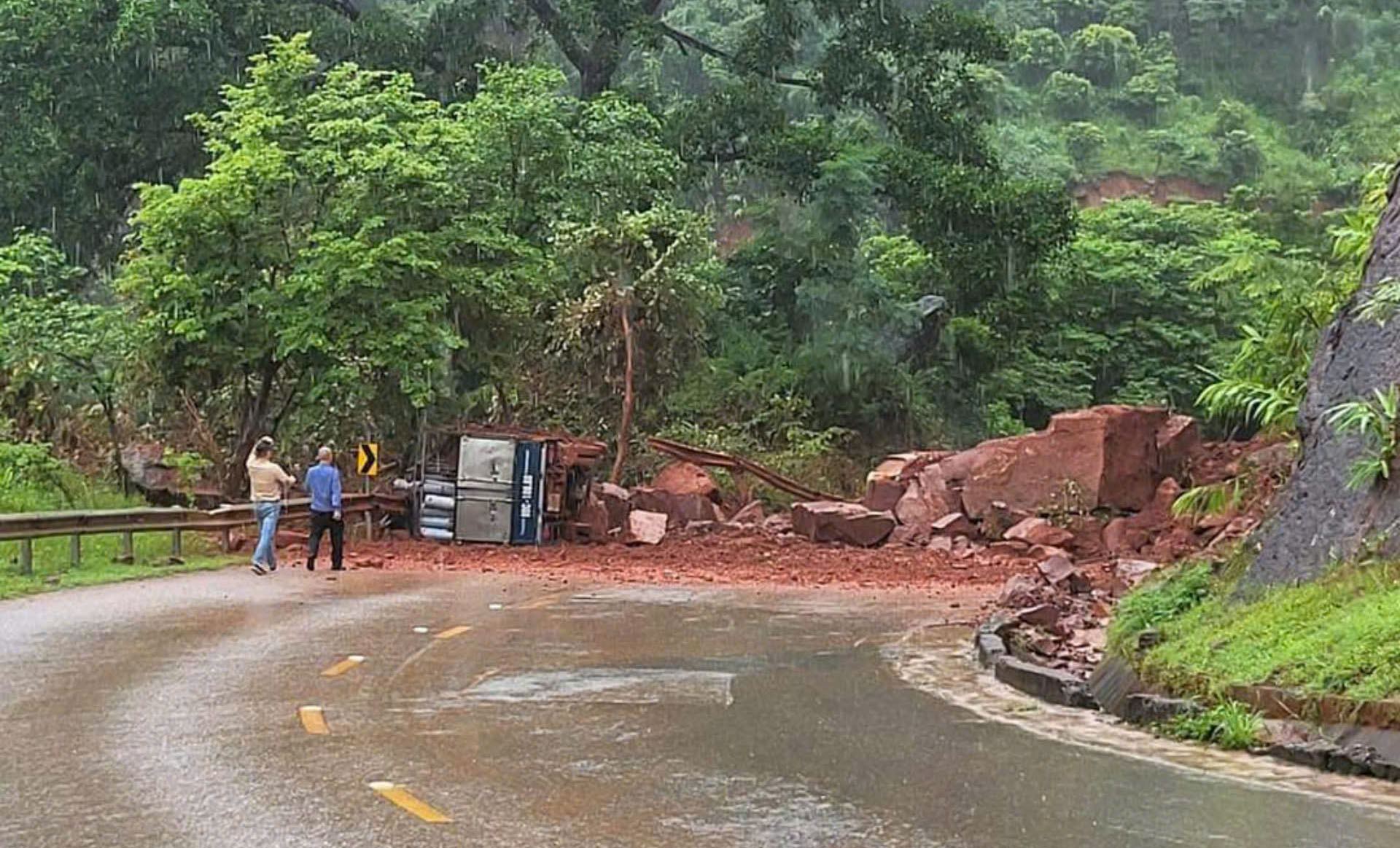 Mưa lớn làm sạt lở đất đá, tắc giao thông trên quốc lộ 6- Ảnh 1. Mưa lớn làm sạt lở đất đá, tắc giao thông trên quốc lộ 6- Ảnh 1.