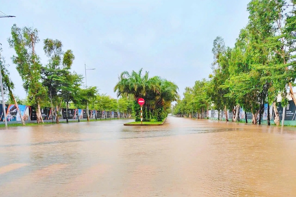 Mưa lớn ở Phú Quốc, nước tràn vào nhà dân lúc nửa đêm - 1 Mưa lớn ở Phú Quốc, nước tràn vào nhà dân lúc nửa đêm - 1