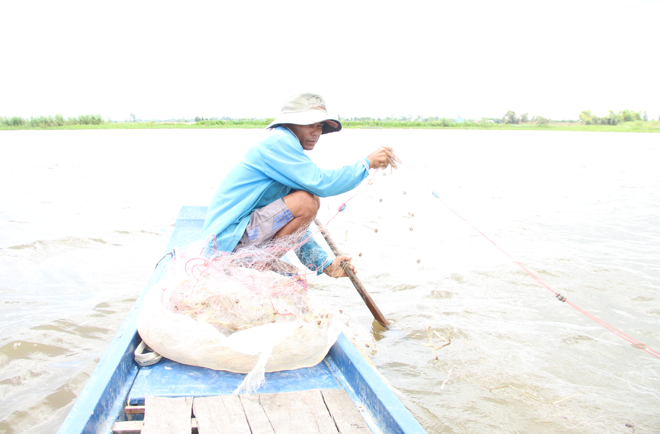 Mùa nước nổi Long An, ra ruộng mênh mông xem nông dân săn bắt cá đồng, có cá linh, cá rô, cá mè - Ảnh 1.