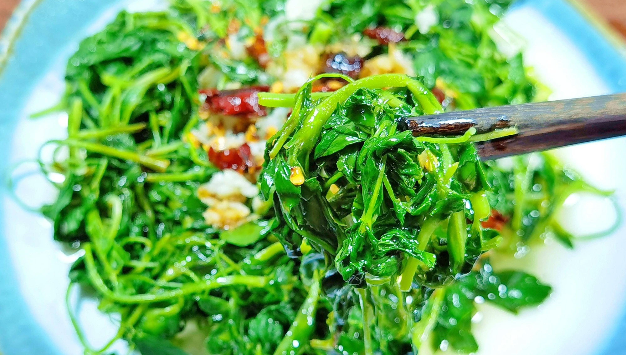 Mùa thu nhất định phải ăn loại lá là 'báu vật' cho toàn cơ thể này: Chỉ một nắm nấu thành các món ngon bổ dưỡng- Ảnh 5. Mùa thu nhất định phải ăn loại lá là 'báu vật' cho toàn cơ thể này: Chỉ một nắm nấu thành các món ngon bổ dưỡng- Ảnh 5.