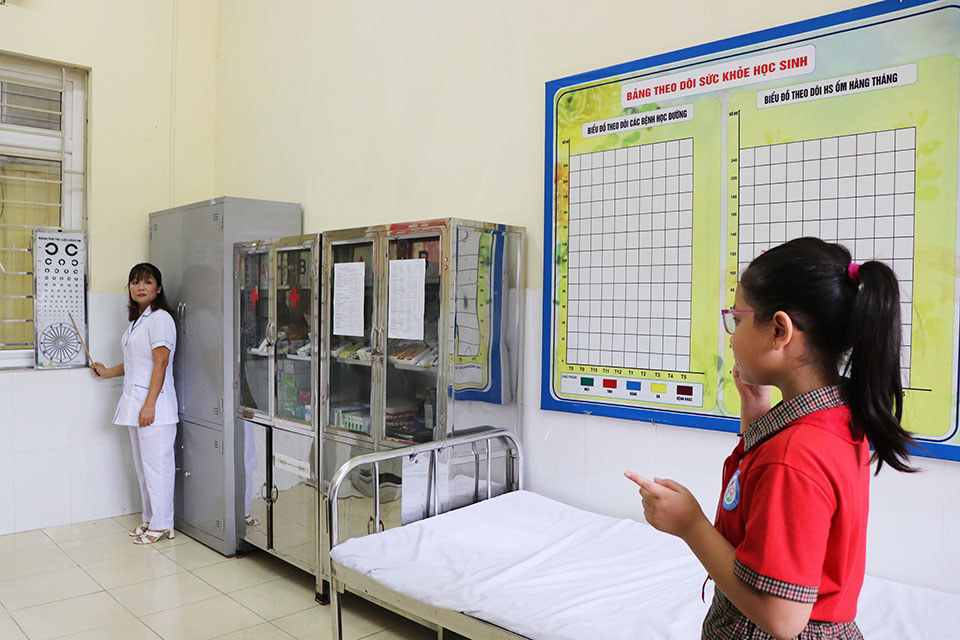 Nhân viên y tế kiểm tra thị lực cho học sinh.