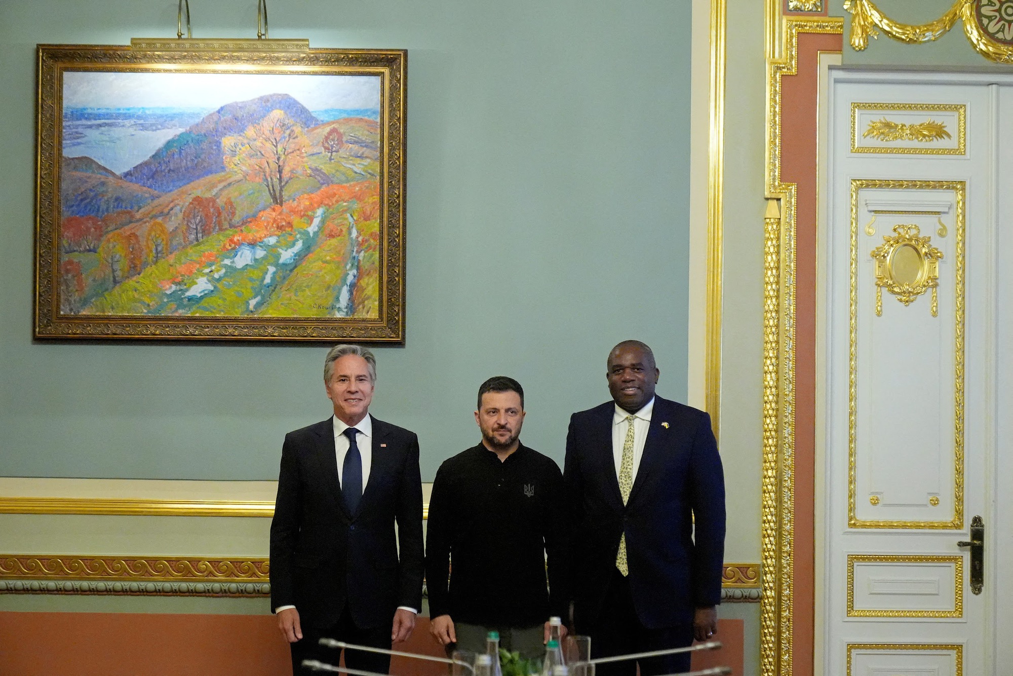 Mỹ, Anh tiếp tục viện trợ cho Kyiv, không có quyết định đột phá về tấn công Nga- Ảnh 1. Ukraine's President Volodymyr Zelenskiy meet leaders at the Mariinsky Palace in Kyiv