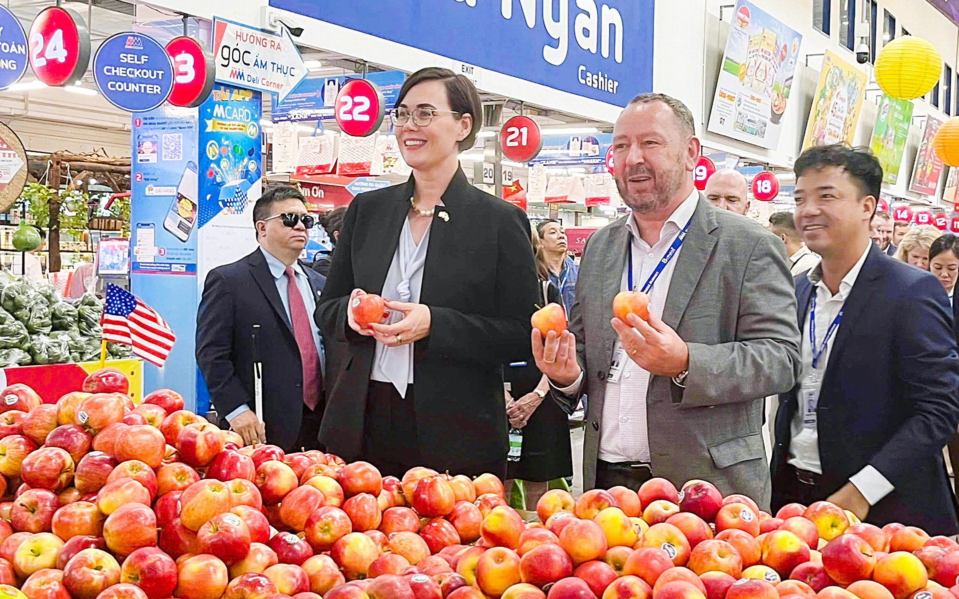 Mỹ - Việt Nam bàn chuyện mua bán trái cây - Ảnh 1. Mỹ - Việt Nam bàn chuyện mua bán trái cây - Ảnh 2.