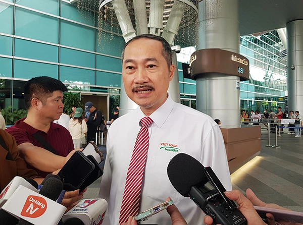 Ông Cao Trí Dũng trả lời phỏng vấn báo chí nhân dịp đón chuyến bay đầu tiên của Malaysia Airlines hạ cánh sân bay quốc tế Đà Nẵng. Ông Cao Trí Dũng trả lời phỏng vấn báo chí nhân dịp đón chuyến bay đầu tiên của Malaysia Airlines hạ cánh sân bay quốc tế Đà Nẵng.