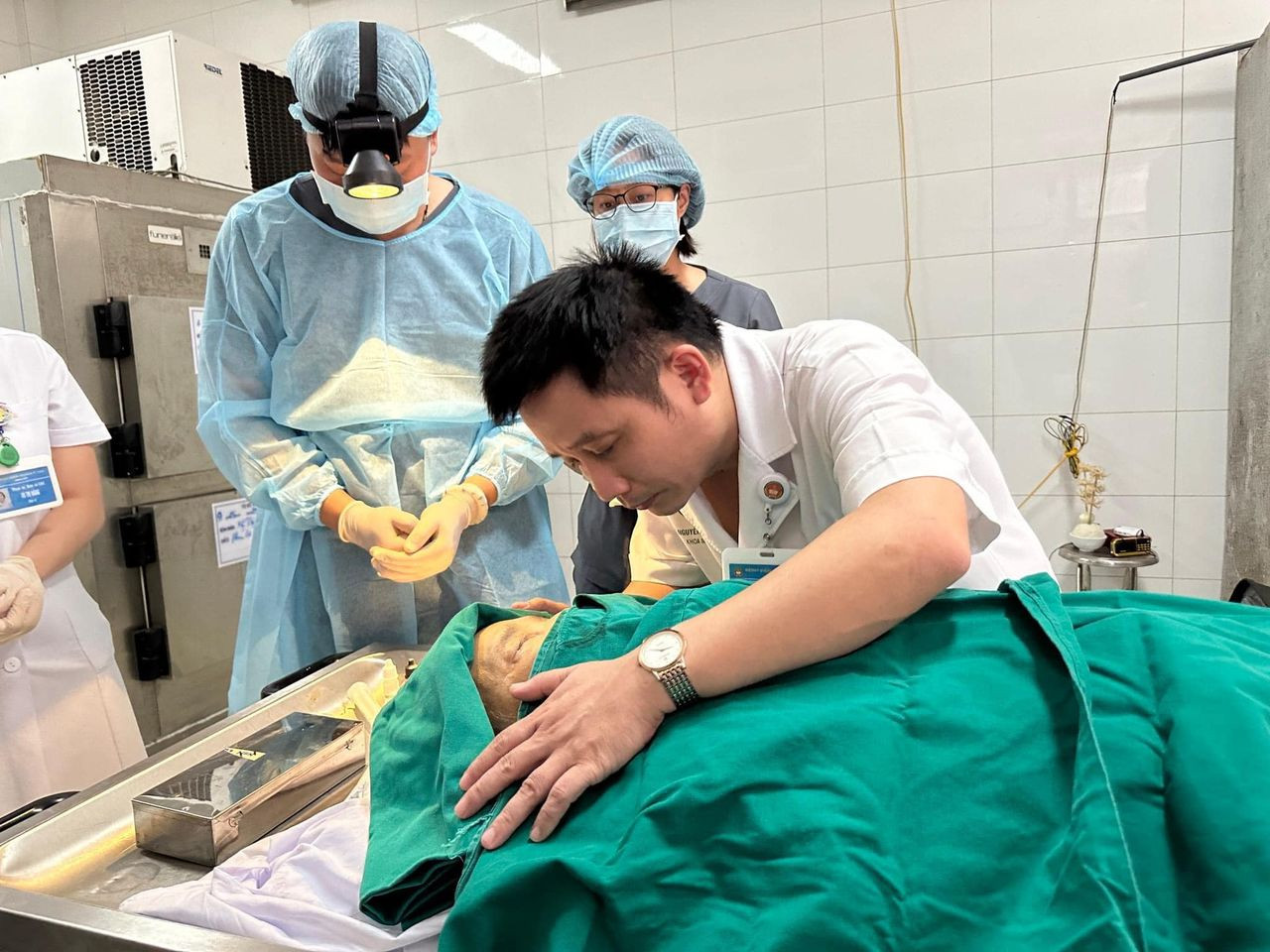 Nam bác sĩ bật khóc, ôm người mẹ vừa qua đời khi thực hiện xong di nguyện - Ảnh 2. Nam bác sĩ bật khóc, ôm người mẹ vừa qua đời khi thực hiện xong di nguyện - Ảnh 2.