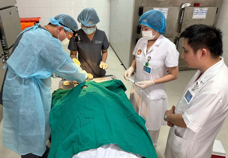 Nam bác sĩ bật khóc, ôm người mẹ vừa qua đời khi thực hiện xong di nguyện - Ảnh 1. Nam bác sĩ bật khóc, ôm người mẹ vừa qua đời khi thực hiện xong di nguyện - Ảnh 1.
