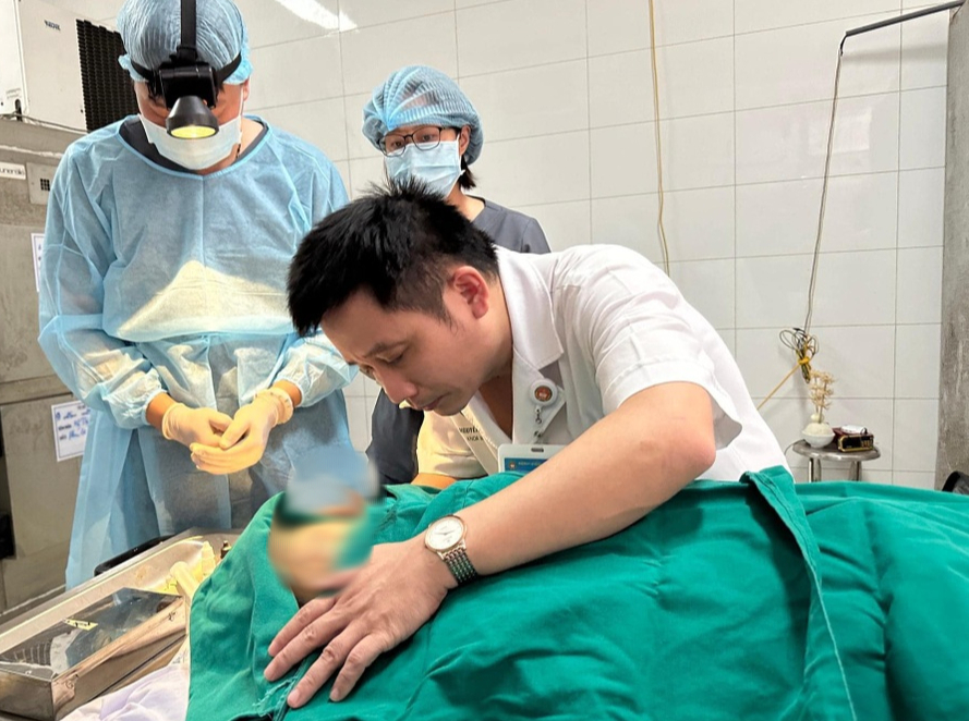 Nam bác sĩ hiến giác mạc của mẹ để mang lại ánh sáng cho 2 người- Ảnh 2. Nam bác sĩ hiến giác mạc của mẹ để mang lại ánh sáng cho 2 người- Ảnh 2.