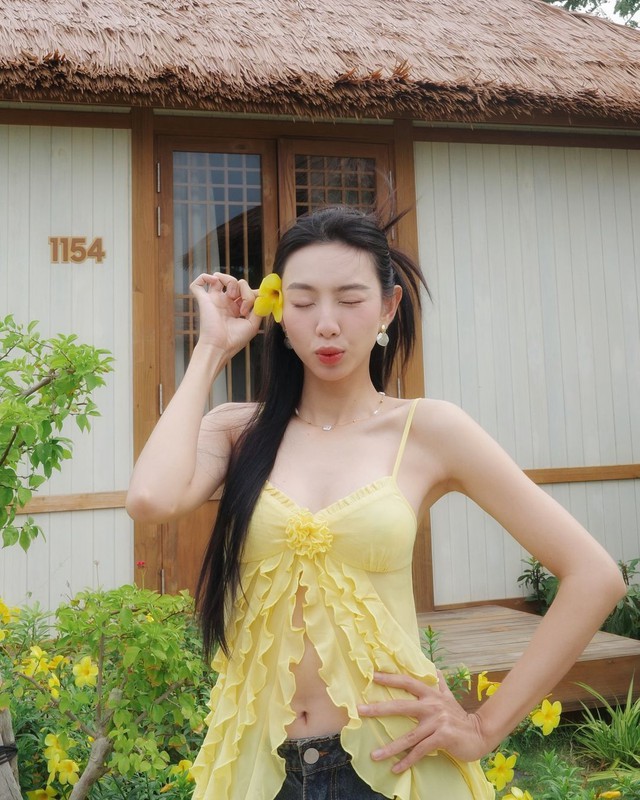 Nâng tầm phong cách với áo màu vàng, bí quyết cho mùa thu thêm rực rỡ- Ảnh 1. Nâng tầm phong cách với áo màu vàng, bí quyết cho mùa thu thêm rực rỡ- Ảnh 1.