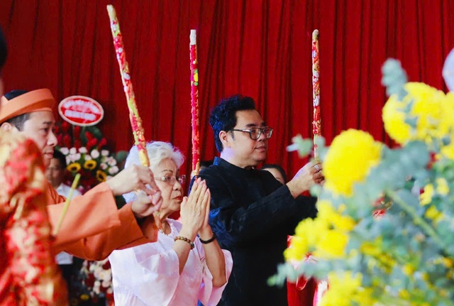 Ngày giỗ tổ sân khấu ấm tình sẻ chia của thầy và trò một trường đại học đào tạo đầu ngành phía Nam - Ảnh 2. Ngày giỗ tổ sân khấu ấm tình sẻ chia của thầy và trò một trường đại học đào tạo đầu ngành phía Nam - Ảnh 2.