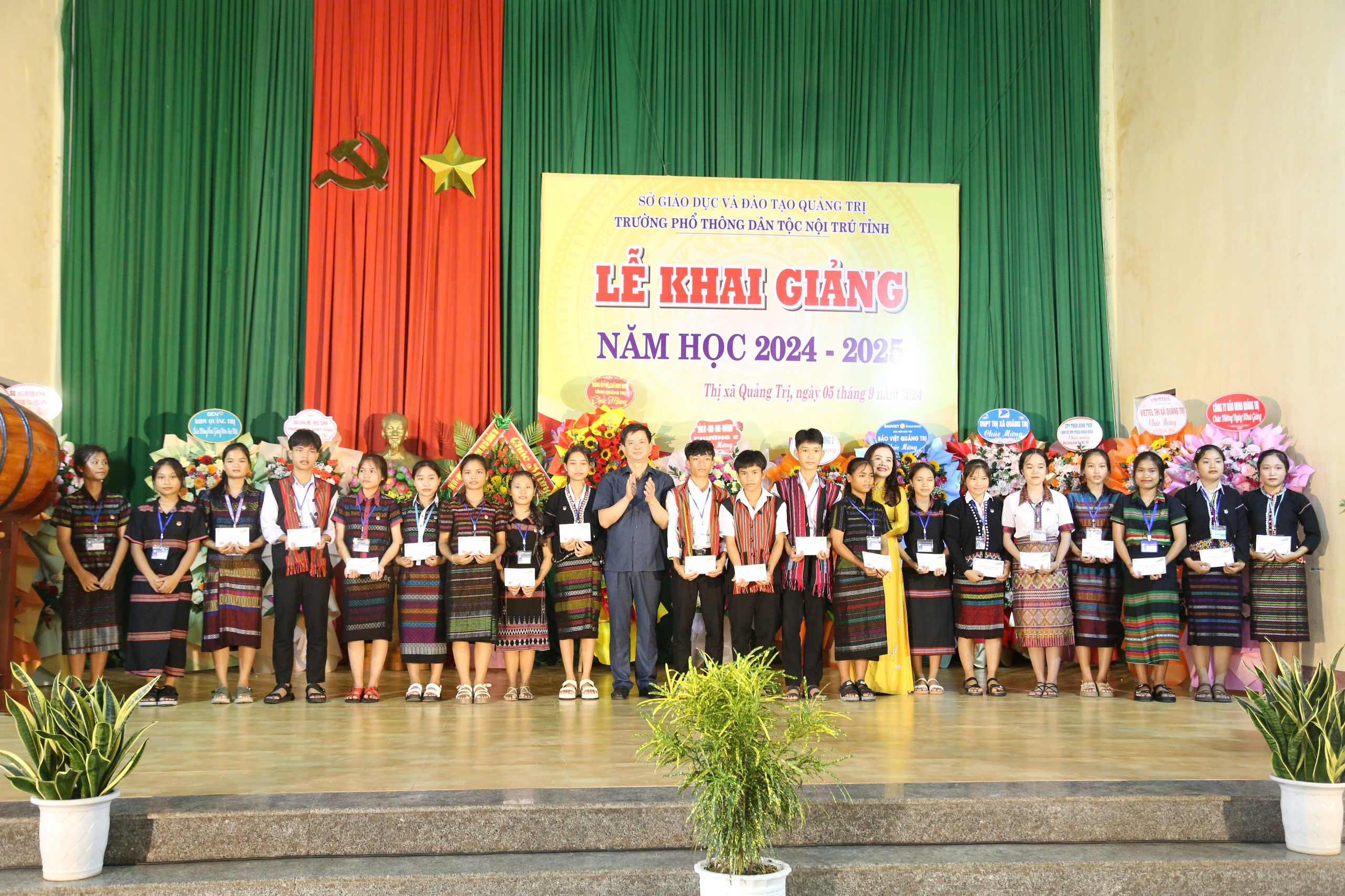 Quảng Trị: Ngày khai giảng rộn ràng ở miền núi, hải đảo...- Ảnh 8. Quảng Trị: Ngày khai giảng rộn ràng ở miền núi, hải đảo...- Ảnh 8.