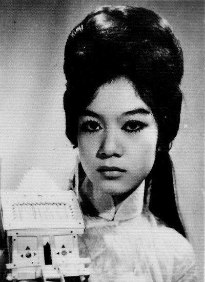 Nghệ sĩ Ưu tú cùng thời với nhiều Nghệ sĩ Nhân dân nổi tiếng, được mệnh danh là Nghệ sĩ Ưu tú cùng thời với nhiều Nghệ sĩ Nhân dân nổi tiếng, được mệnh danh là