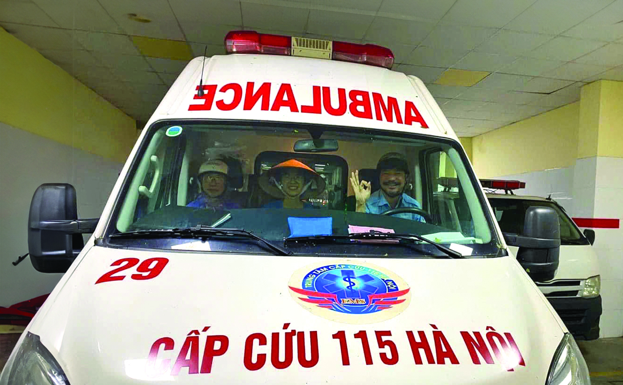Nghẹt thở cứu người bệnh trong siêu bão- Ảnh 1. Nghẹt thở cứu người bệnh trong siêu bão- Ảnh 1.