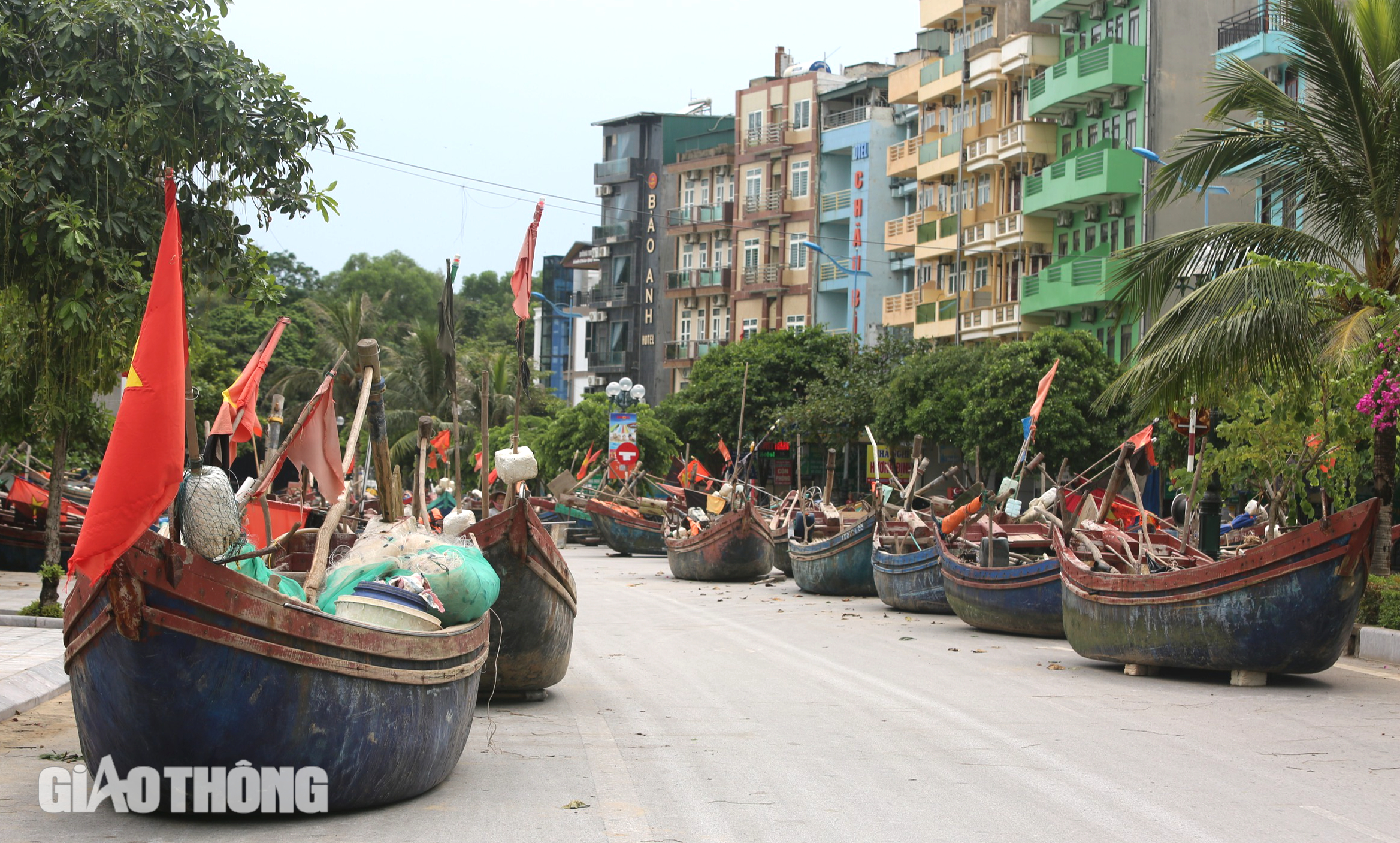 Ngư dân Sầm Sơn hối hả kéo thuyền lên bờ tránh bão Yagi- Ảnh 1. Ngư dân Sầm Sơn hối hả kéo thuyền lên bờ tránh bão Yagi- Ảnh 1.