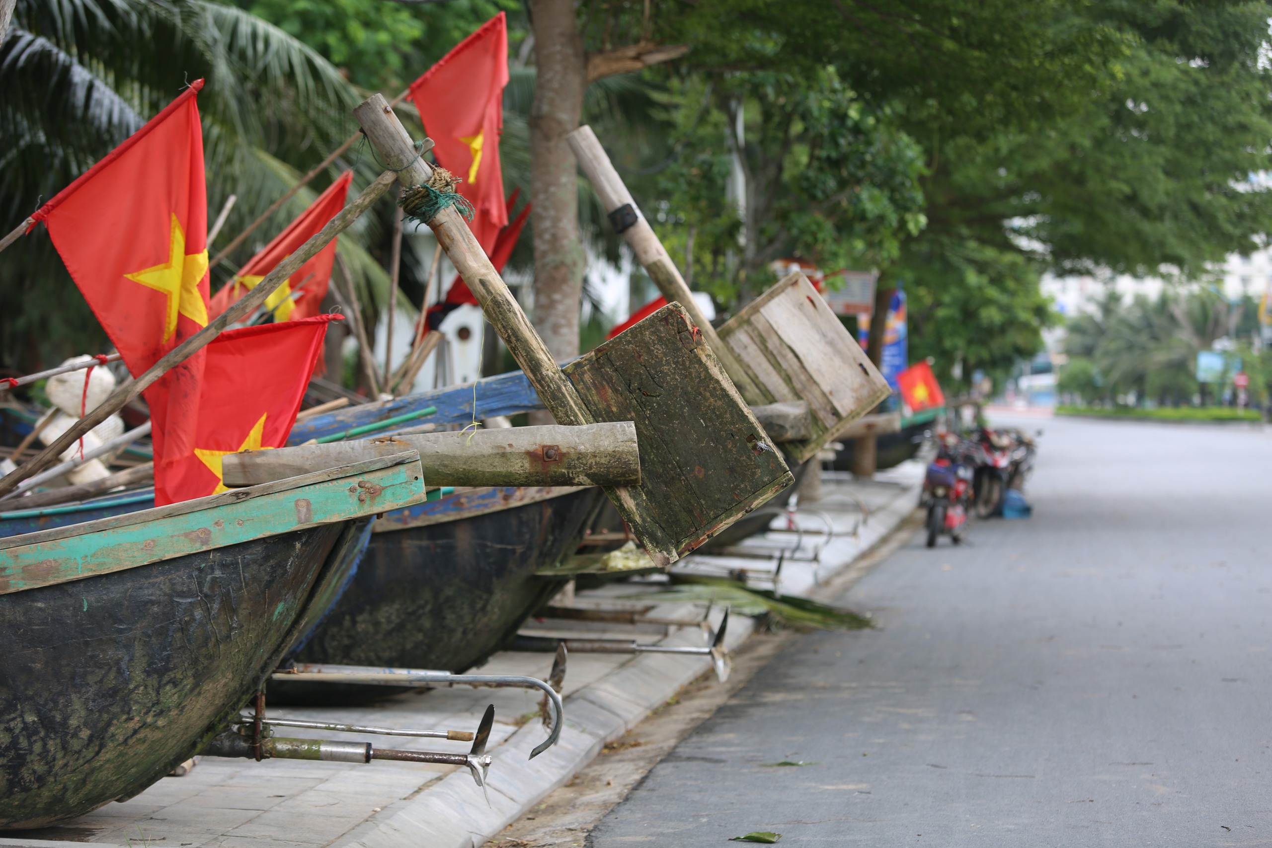 Ngư dân Sầm Sơn hối hả kéo thuyền lên bờ tránh bão Yagi- Ảnh 8. Ngư dân Sầm Sơn hối hả kéo thuyền lên bờ tránh bão Yagi- Ảnh 8.