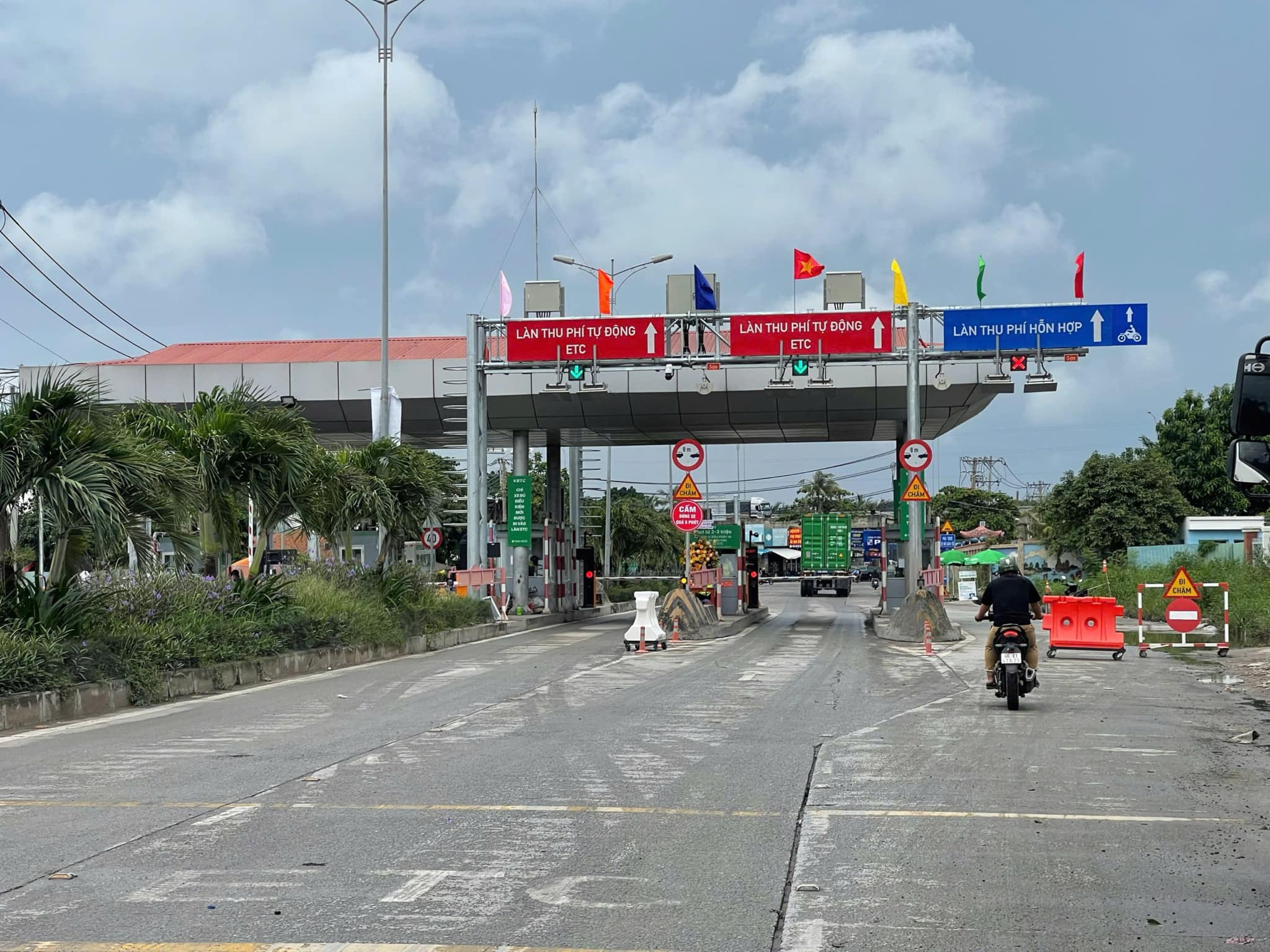 Người dân ý kiến về trạm BOT Phú Hữu, Sở GTVT TP.HCM nói gì?- Ảnh 1. Người dân ý kiến về trạm BOT Phú Hữu, Sở GTVT TP.HCM nói gì?- Ảnh 1.