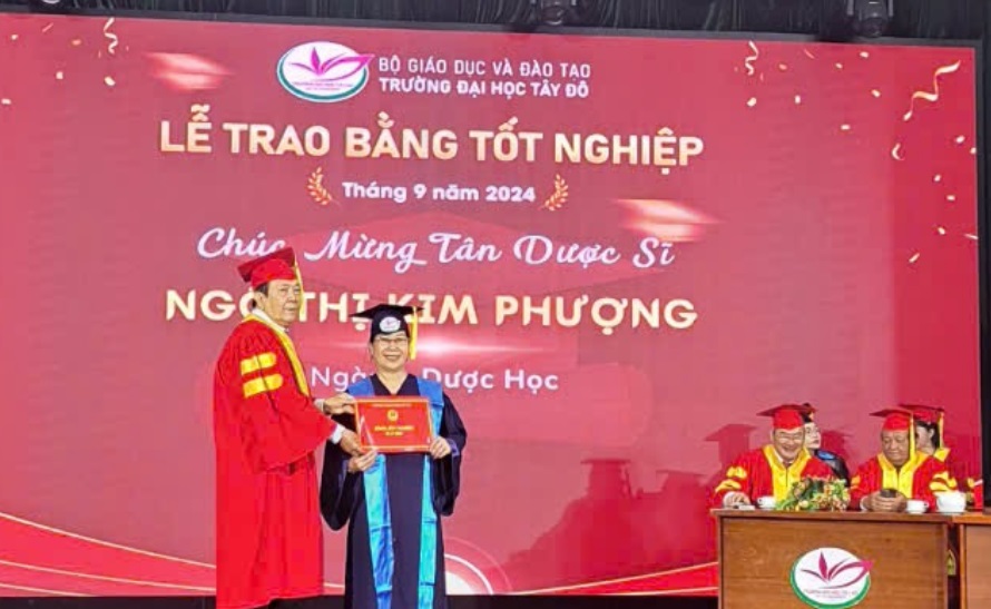 Người phụ nữ U.60 nhận bằng tốt nghiệp đại học loại giỏi toàn khóa- Ảnh 1. Người phụ nữ U.60 nhận bằng tốt nghiệp đại học loại giỏi toàn khóa- Ảnh 1.