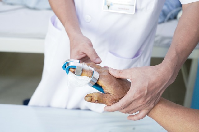 Người phụ nữ ở Phú Thọ gãy 3 đốt ngón tay khi rút sạc pin điện thoại - Ảnh 2. Người phụ nữ ở Phú Thọ gãy 3 đốt ngón tay khi rút sạc pin điện thoại - Ảnh 2.