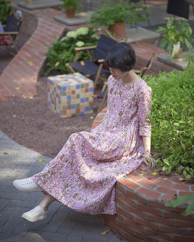 Nhẹ bước vào thu cùng váy suông từ linen, đũi tơ dịu dàng, đằm thắm- Ảnh 1. Nhẹ bước vào thu cùng váy suông từ linen, đũi tơ dịu dàng, đằm thắm- Ảnh 1.