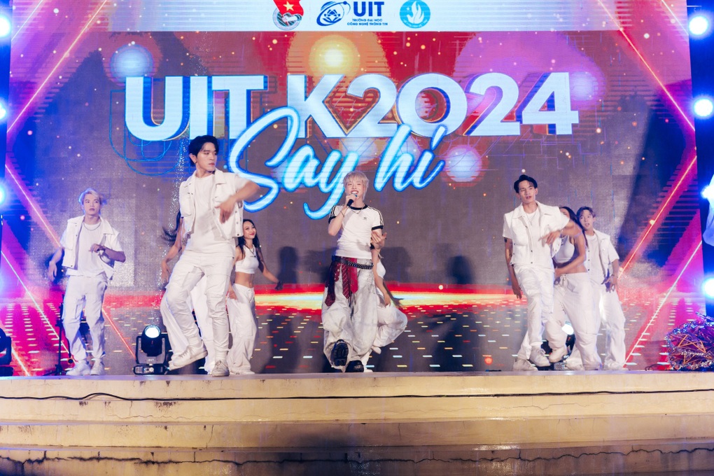 Nhiều đại học chơi lớn, mời ca sĩ hát khai giảng, chào tân sinh viên - 1 Nhiều đại học chơi lớn, mời ca sĩ hát khai giảng, chào tân sinh viên - 1