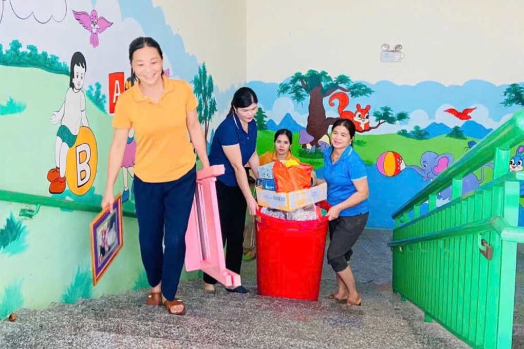 Nhiều phụ huynh miền núi Hà Tĩnh vội vàng đến trường đón con về chạy lũ - 1 Nhiều phụ huynh miền núi Hà Tĩnh vội vàng đến trường đón con về chạy lũ - 1