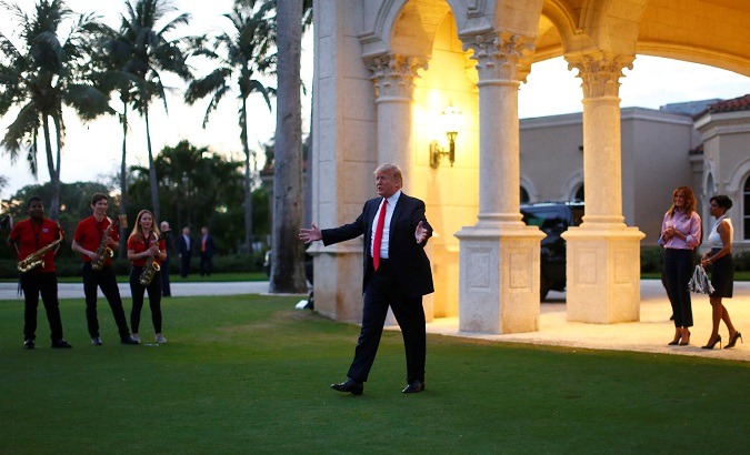 Nổ súng giữa lúc ông Trump đang chơi golf- Ảnh 1. Nổ súng giữa lúc ông Trump đang chơi golf- Ảnh 1.