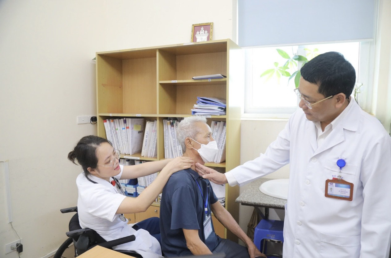 Nữ bác sĩ bị tấm kính rơi trúng đã trở lại làm việc tại Bệnh viện K - Ảnh 1. Nữ bác sĩ bị tấm kính rơi trúng đã trở lại làm việc tại Bệnh viện K - Ảnh 1.