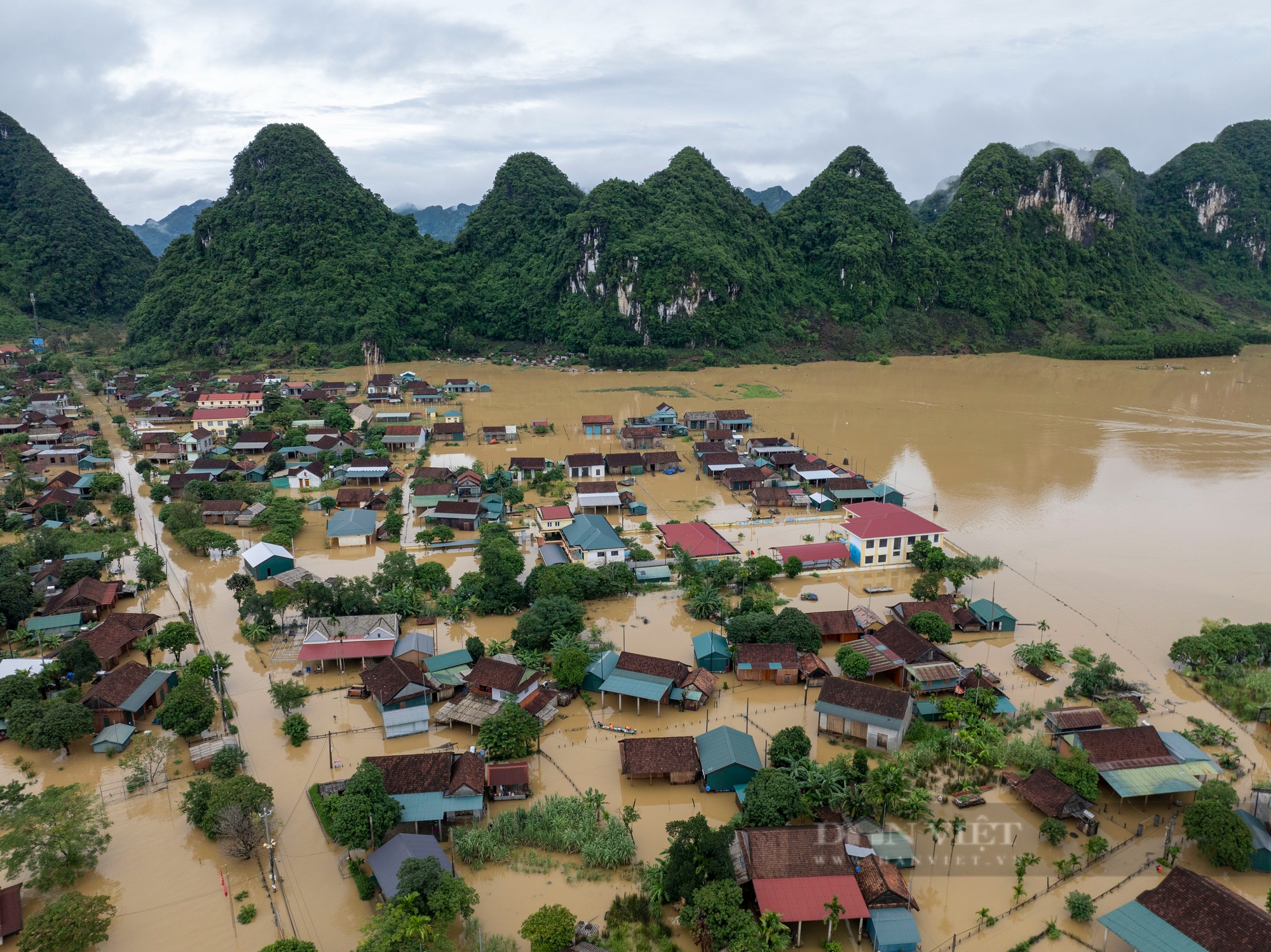 Quảng Bình: Nước lên cao 2m, nông dân Tân Hoá quá quen, lên nhà phao, bình thản với lũ- Ảnh 1. Quảng Bình: Nước lên cao 2m, nông dân Tân Hoá quá quen, lên nhà phao, bình thản với lũ- Ảnh 1.