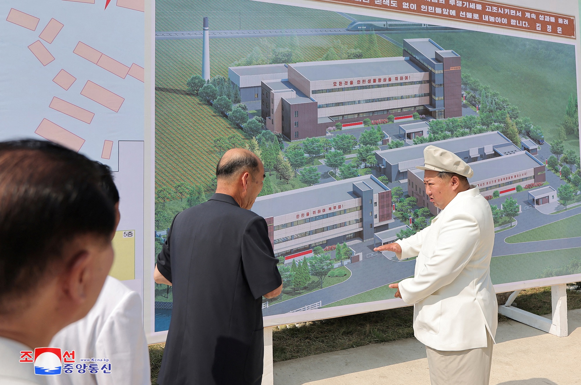 Ông Kim Jong-un hé lộ khả năng của căn cứ hải quân mới - Ảnh 1. Ông Kim Jong-un hé lộ khả năng của căn cứ hải quân mới - Ảnh 1.