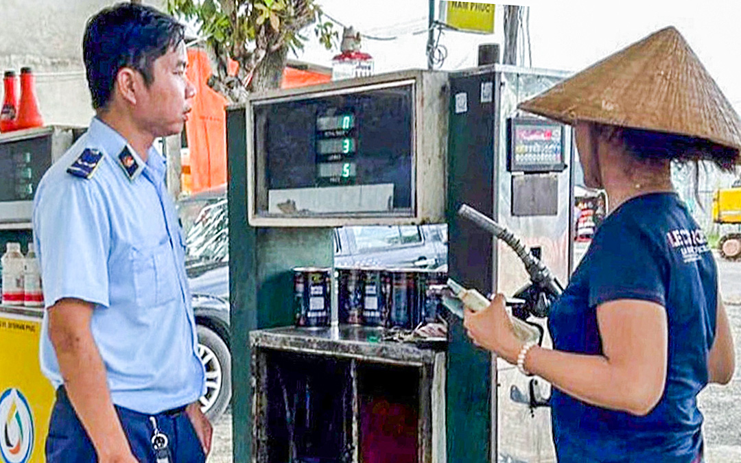 Phát hiện các cây xăng có trụ bơm đo sai, vi phạm chất lượng ở Long An - Ảnh 1. Phát hiện các cây xăng có trụ bơm đo sai, vi phạm chất lượng ở Long An - Ảnh 2.