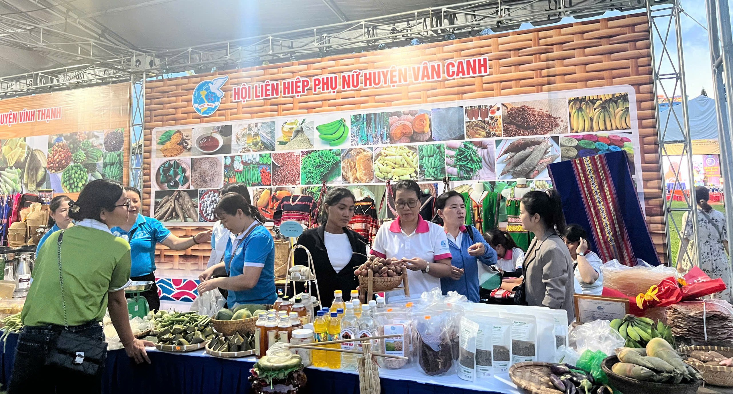 Bình Định: Phiên chợ “Phụ nữ dân tộc thiểu số khởi nghiệp sáng tạo và chuyển đổi xanh”- Ảnh 1. Bình Định: Phiên chợ “Phụ nữ dân tộc thiểu số khởi nghiệp sáng tạo và chuyển đổi xanh”- Ảnh 1.
