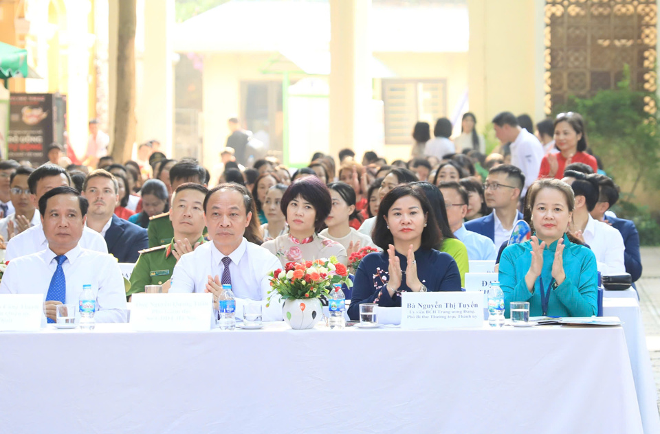 Các đại biểu tham dự lễ khai giảng tại Trường THPT Phan Đình Phùng.