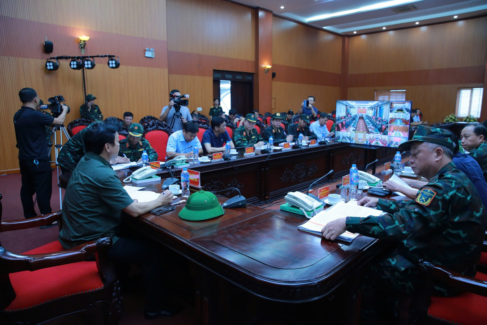 Phó Thủ tướng Trần Hồng Hà họp tại Sở Chỉ huy tiền phương phòng, chống bão số 3- Ảnh 2. Phó Thủ tướng Trần Hồng Hà họp tại Sở Chỉ huy tiền phương phòng, chống bão số 3- Ảnh 2.