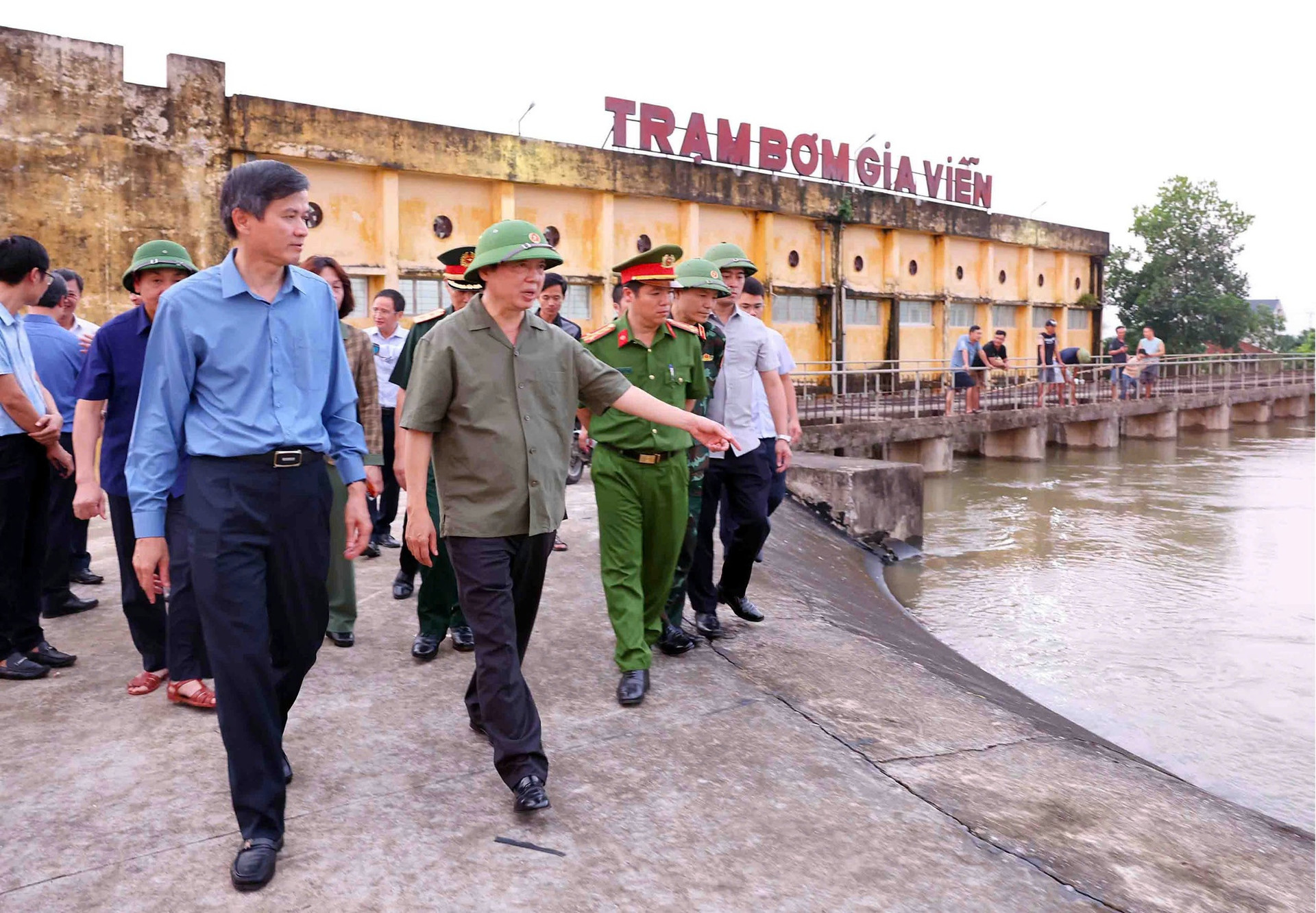 Phó Thủ tướng Trần Hồng Hà kiểm tra phương án thoát lũ sông Hoàng Long (Ninh Bình)- Ảnh 1. Phó Thủ tướng Trần Hồng Hà kiểm tra phương án thoát lũ sông Hoàng Long (Ninh Bình)- Ảnh 1.
