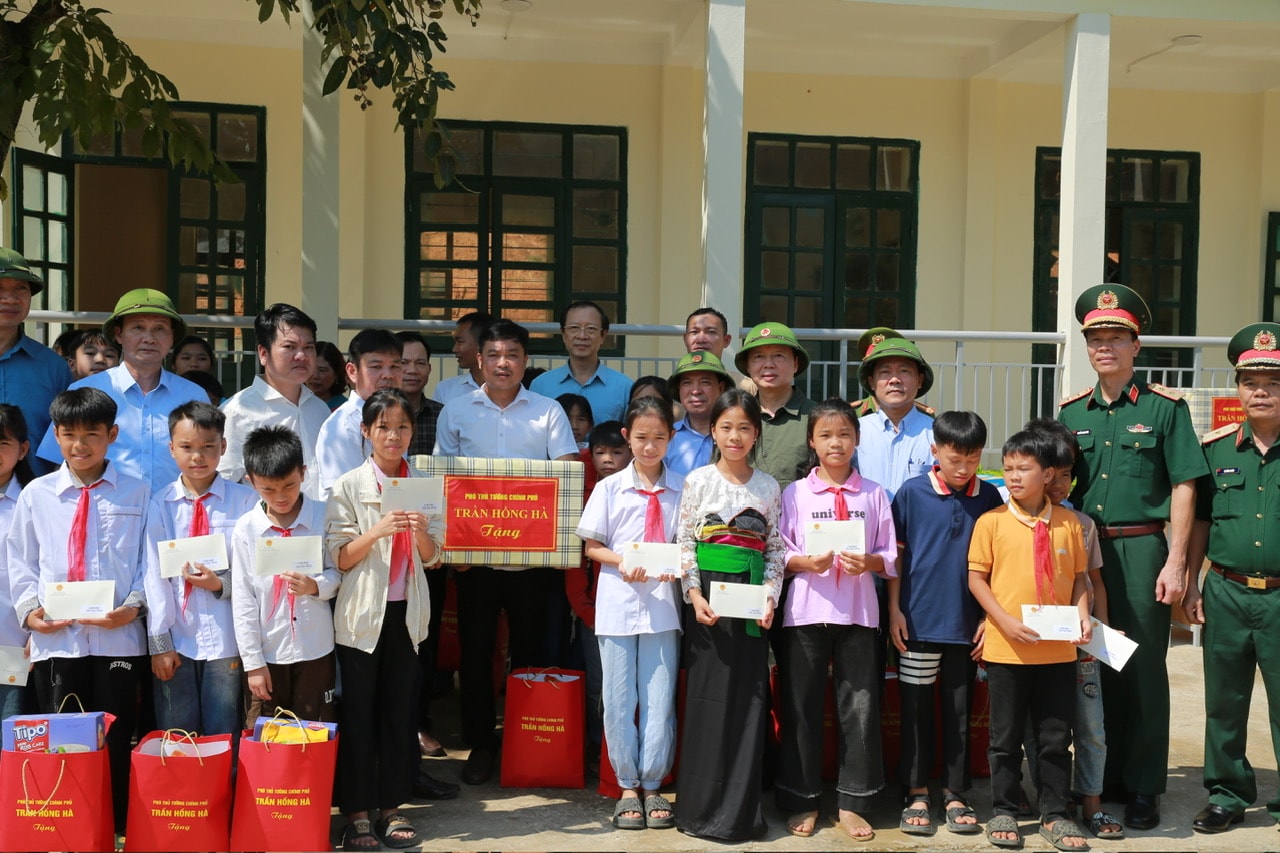 Phó Thủ tướng Trần Hồng Hà yêu cầu Thanh Hoá khẩn trương khôi phục hạ tầng xã hội thiết yếu bị ảnh hưởng bởi bão, lũ- Ảnh 3. Phó Thủ tướng Trần Hồng Hà yêu cầu Thanh Hoá khẩn trương khôi phục hạ tầng xã hội thiết yếu bị ảnh hưởng bởi bão, lũ- Ảnh 3.