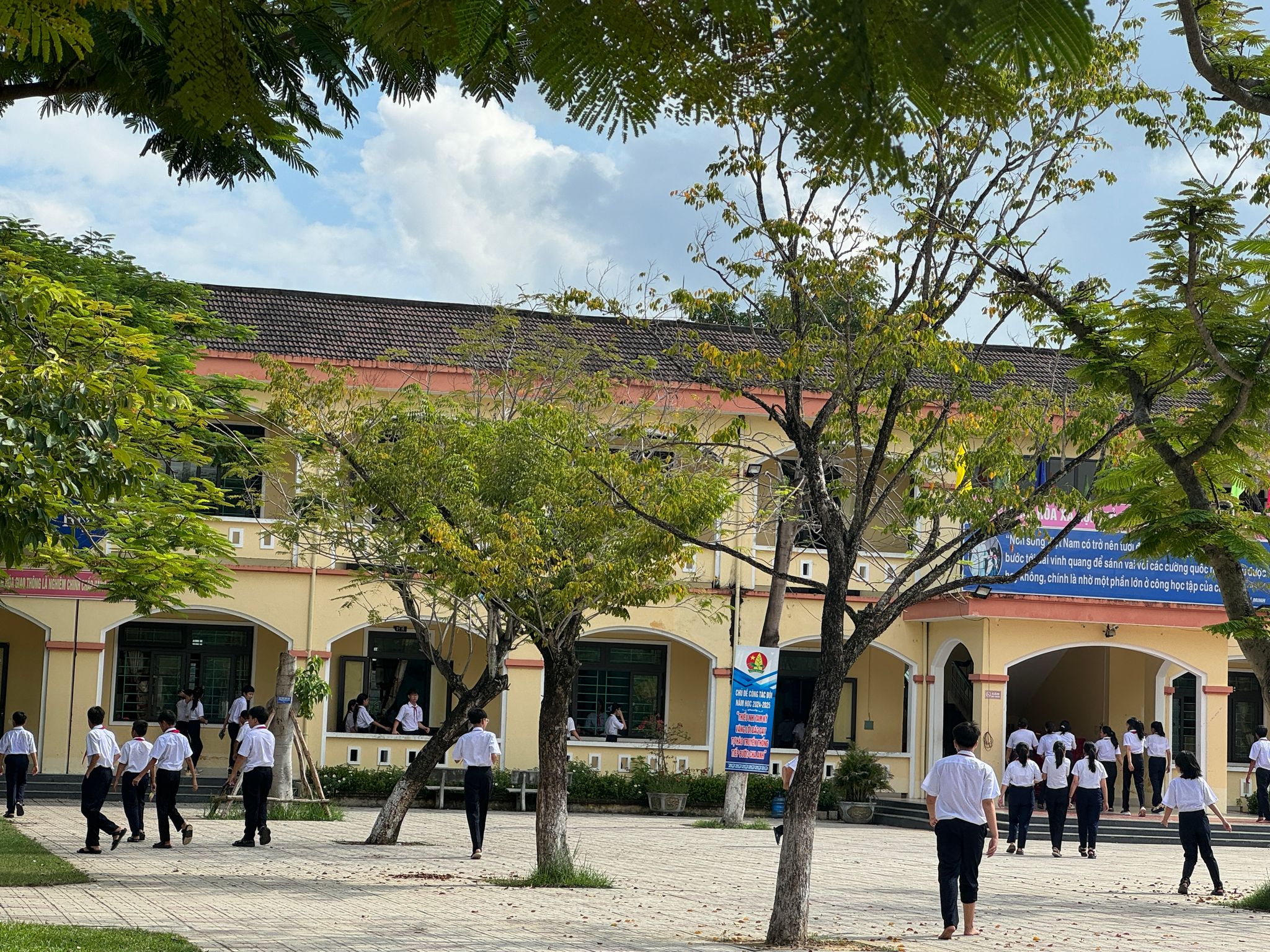 Phụ huynh xông vào lớp đánh học sinh lớp 8 nói lời xin lỗi- Ảnh 1. Phụ huynh xông vào lớp đánh học sinh lớp 8 nói lời xin lỗi- Ảnh 1.