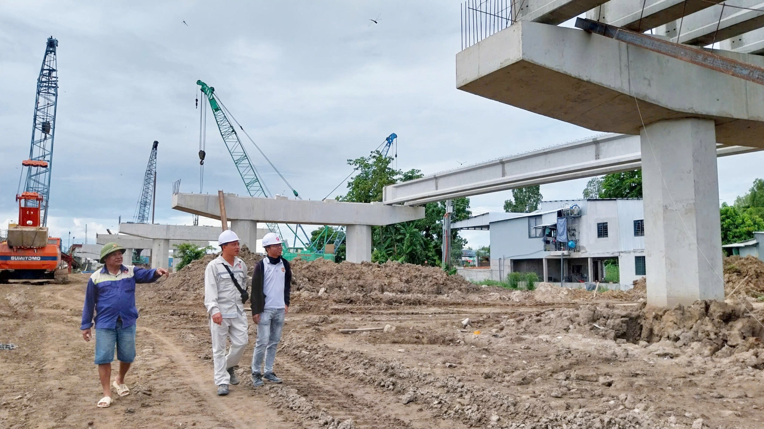 Rộn ràng công trường cao tốc trục ngang miền Tây dịp Quốc khánh- Ảnh 1. Rộn ràng công trường cao tốc trục ngang miền Tây dịp Quốc khánh- Ảnh 1.