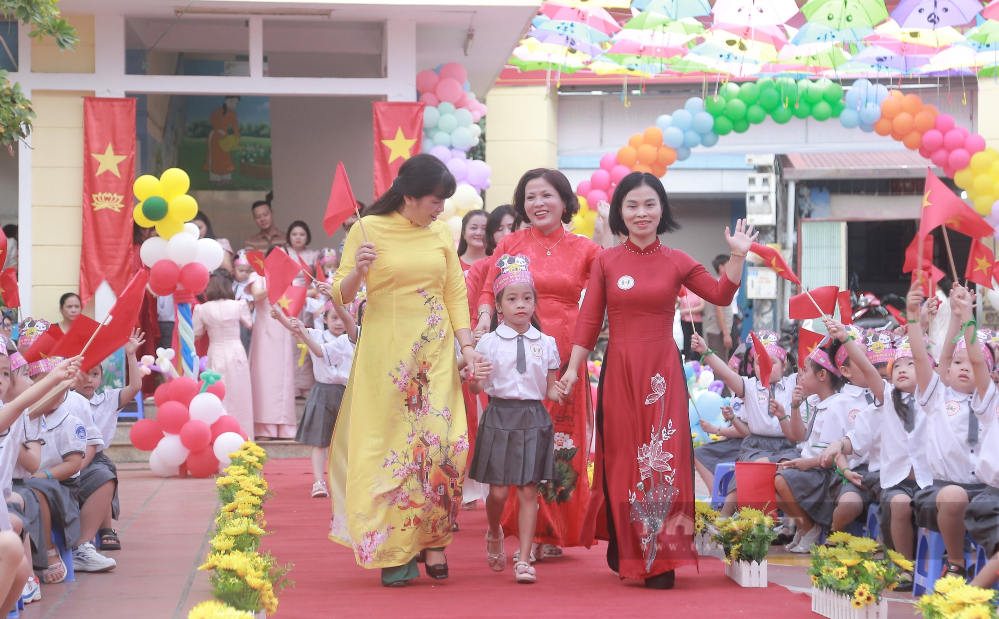 Sáng nay (ngày 5/9), hơn 23 triệu học sinh đi khai giảng năm học đặc biệt quan trọng- Ảnh 1. Sáng nay (ngày 5/9), hơn 23 triệu học sinh đi khai giảng năm học đặc biệt quan trọng- Ảnh 1.