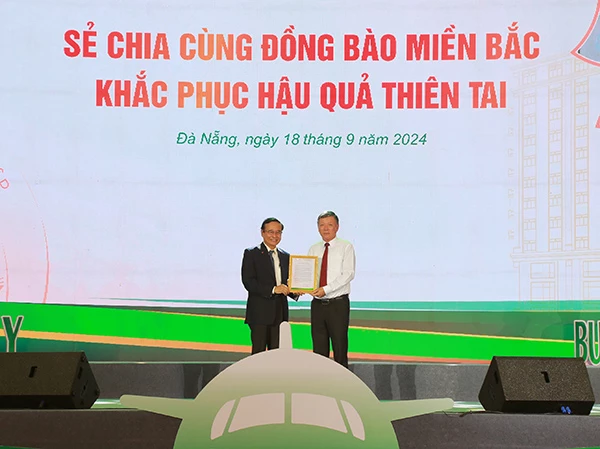 Lãnh đạo trường Đại học Đông Á trao 500 triệu đồng cho Uỷ ban MTTQVN TP Đà Nẵng ủng hộ đồng bào các tỉnh, thành phía Bắc khắc phục hậu quả bão Yagi. Lãnh đạo trường Đại học Đông Á trao 500 triệu đồng cho Uỷ ban MTTQVN TP Đà Nẵng ủng hộ đồng bào các tỉnh, thành phía Bắc khắc phục hậu quả bão Yagi.