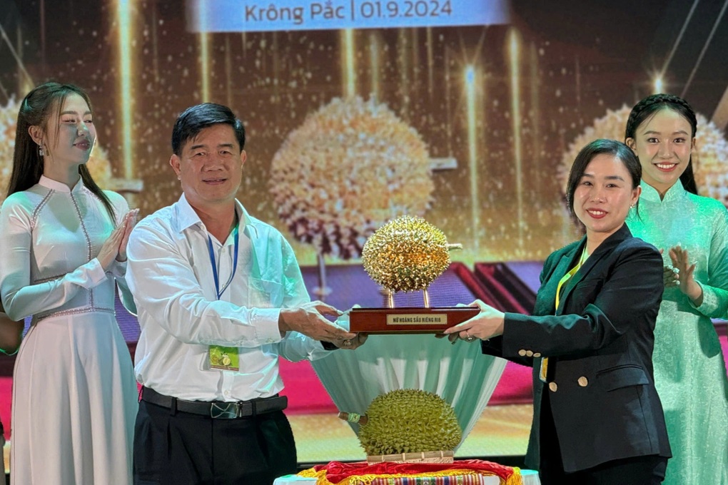 Sốc: Ba quả sầu riêng được bán đấu giá hơn 2,5 tỷ đồng - 1 Sốc: Ba quả sầu riêng được bán đấu giá hơn 2,5 tỷ đồng - 1