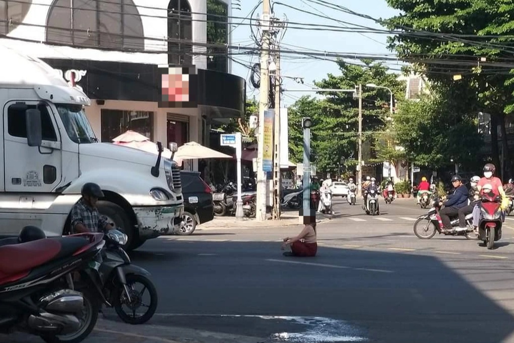 Sự thật về người phụ nữ chặn đầu xe tải, ngồi thiền trên nóc ô tô con - 1 Sự thật về người phụ nữ chặn đầu xe tải, ngồi thiền trên nóc ô tô con - 1