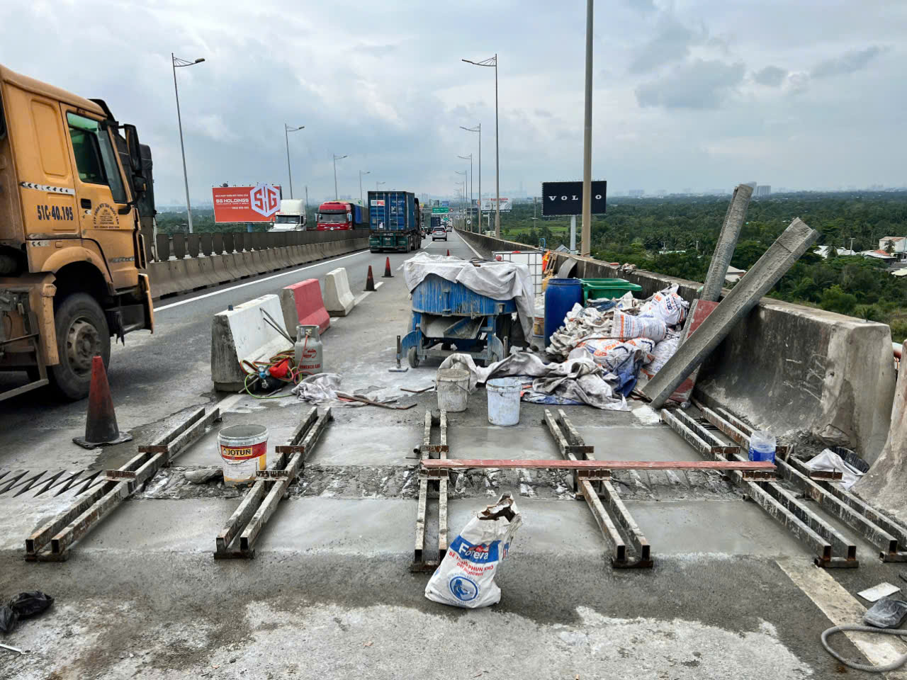 Sửa chữa cầu Long Thành vượt tiến độ, cao tốc sắp thông thoáng trở lại- Ảnh 1. Sửa chữa cầu Long Thành vượt tiến độ, cao tốc sắp thông thoáng trở lại- Ảnh 1.