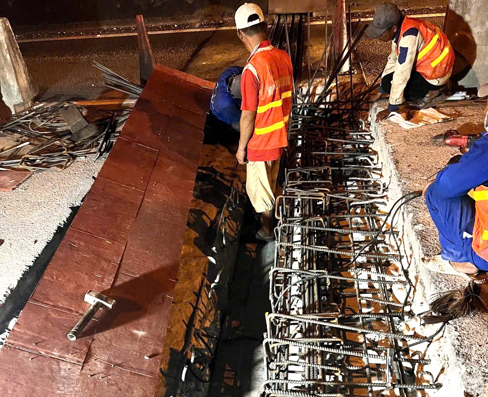 Sửa chữa khe co giãn cầu Long Thành đang vượt tiến độ- Ảnh 1. Sửa chữa khe co giãn cầu Long Thành đang vượt tiến độ- Ảnh 1.