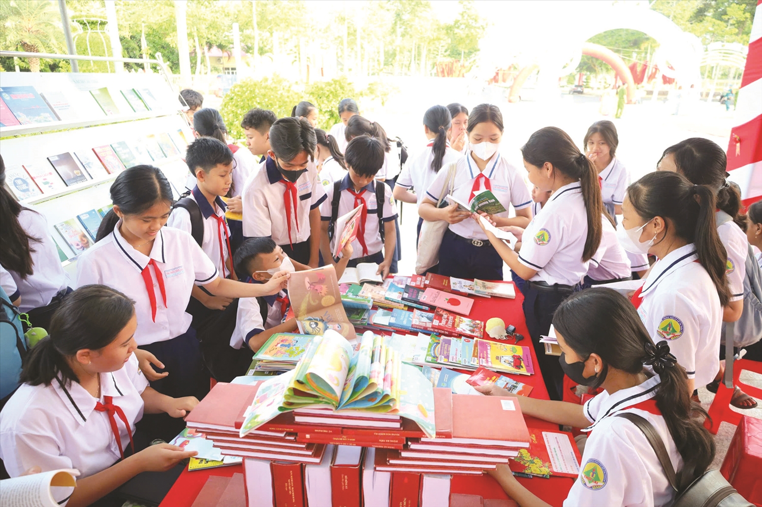 Từ các nguồn lực hỗ trợ của Nhà nước, điều kiện học tập của DTTS ngày càng được đầu tư đầy đủ hơn. (Trong ảnh: Học sinh Trường DTNT huyện Cờ Đỏ tham dự triển lãm sách) Từ các nguồn lực hỗ trợ của Nhà nước, điều kiện học tập của DTTS ngày càng được đầu tư đầy đủ hơn. (Trong ảnh: Học sinh Trường DTNT huyện Cờ Đỏ tham dự triển lãm sách)