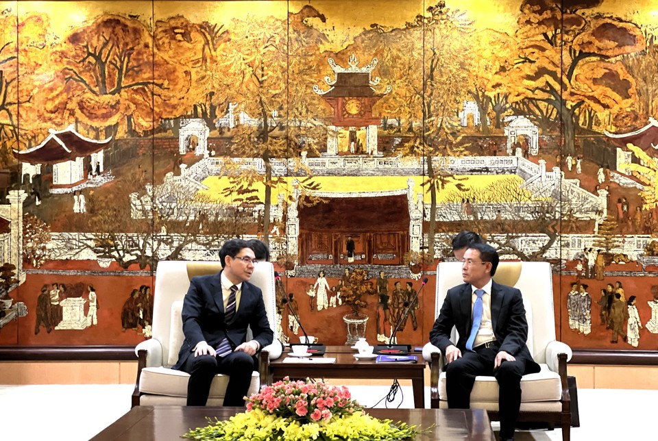 Phó Chủ tịch UBND TP Hà Nội Nguyễn Trọng Đông tiếp ông Lại Chí Hồng – Phó Thị trưởng TP Quảng Châu, Trung Quốc.